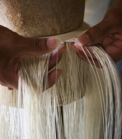 hands-weaving-panama-hat 2